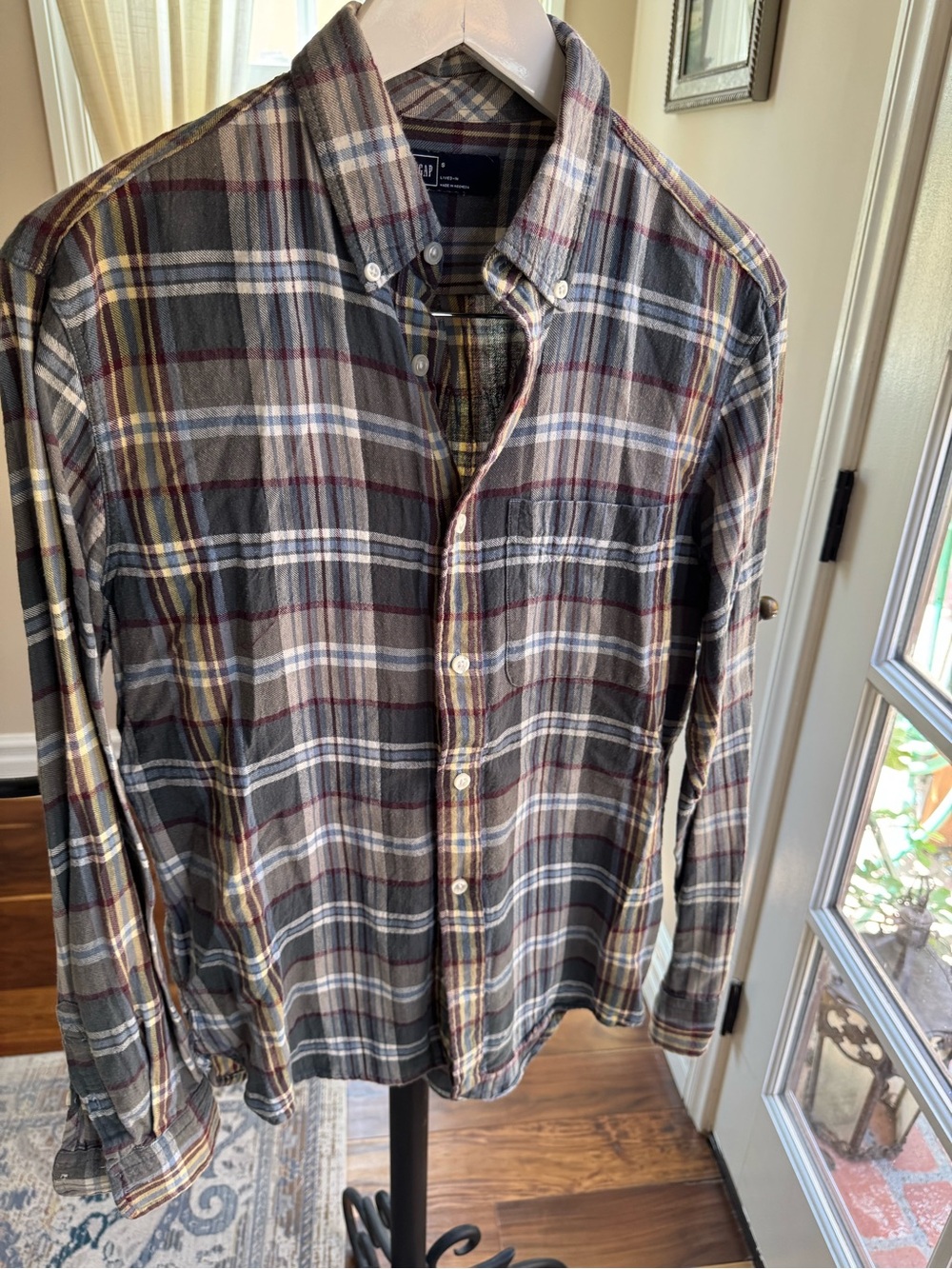 Gap Men's Gray Plaid Button-Down Shirt Flannel Size Small Lived In
